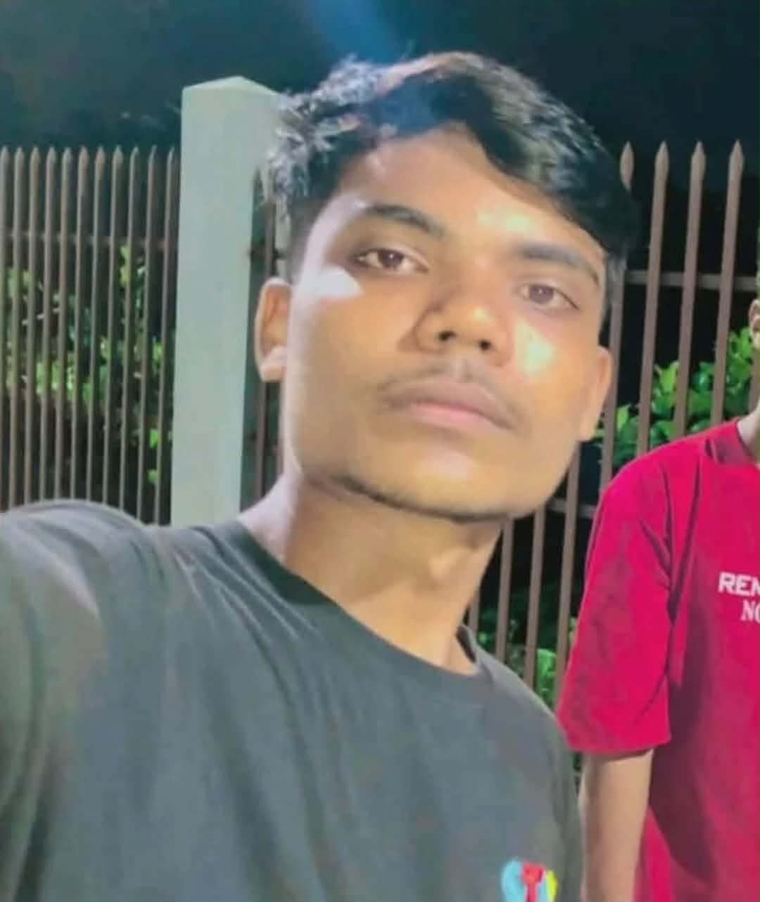বৃদ্ধকে বাঁচাতে গিয়ে ট্রেনের ধাক্কায় যুবকের মৃত্যু